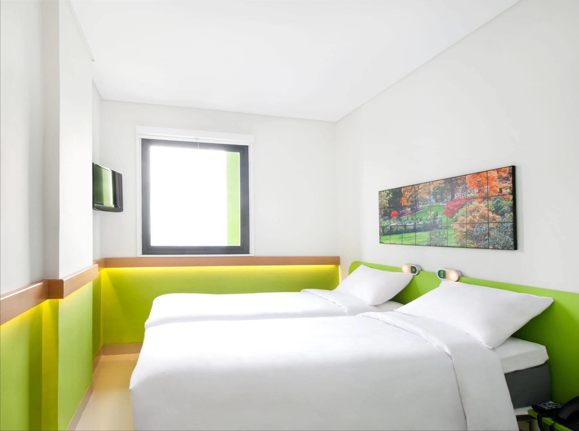 Ibis Budget Jakarta Daan Mogot Exterior photo