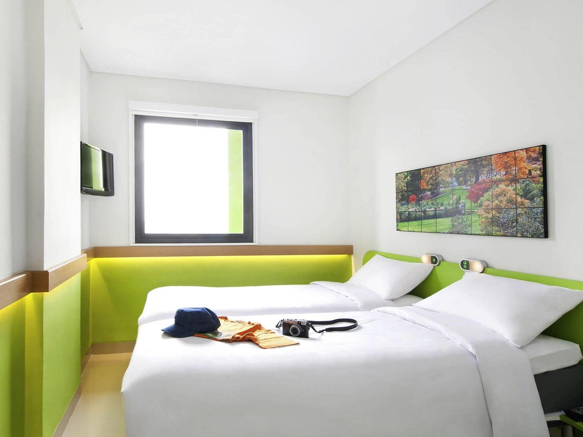 Ibis Budget Jakarta Daan Mogot Exterior photo